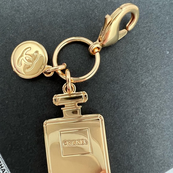 CHANEL Authentic 2023 NOVELTY HOLIDAY
No*5 PERFUME BOTTLE & CHANEL CHARM - Picture 3 of 17